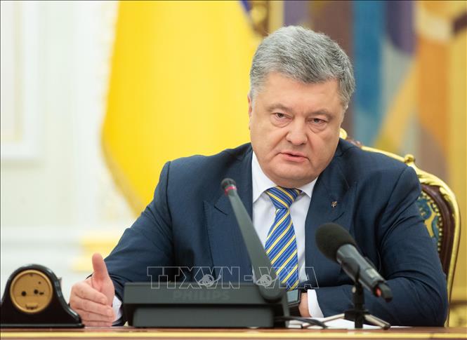 Tổng thống Ukraine ký sắc lệnh áp dụng thiết quân luật